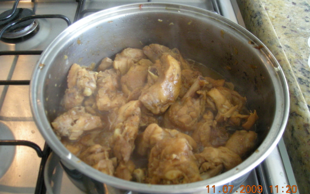 Frango delicioso com batatas na panela