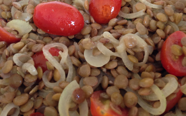 Salada de lentilha e tomate (vegetariana)