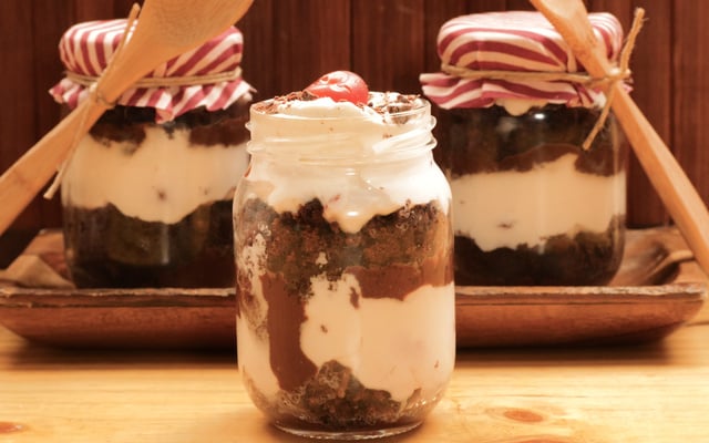 Bolo floresta negra no pote