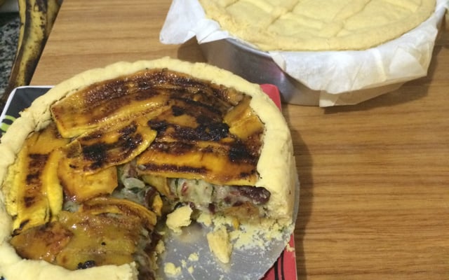 Torta de carne seca com banana da terra