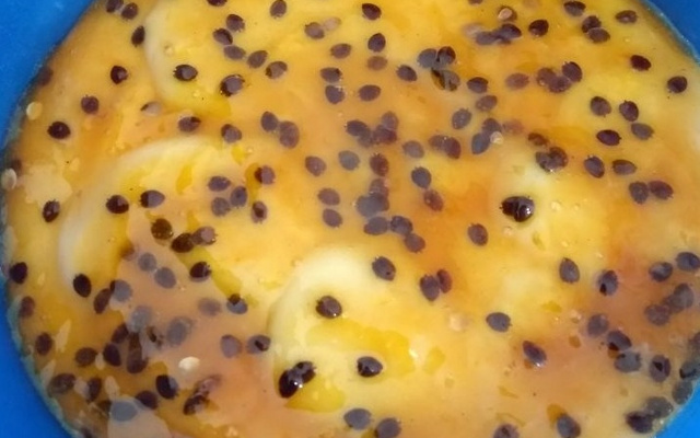 Mousse de maracujá com calda da fruta