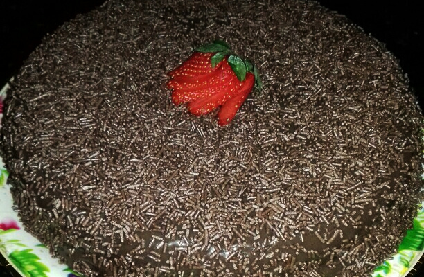 Bolo de chocolate com recheio de morangos e leite condensado