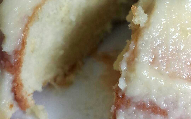 Bolo de laranja com cobertura de laranja.