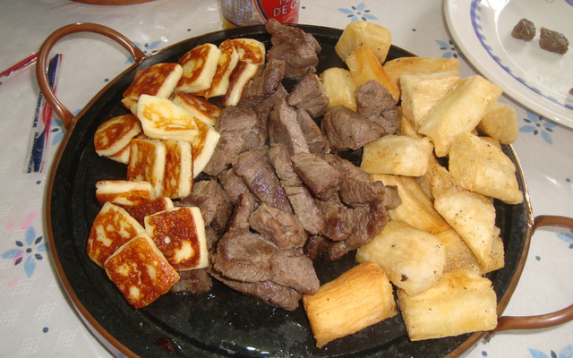 Baião de dois com carne de sol, aipim e queijo coalho frio.