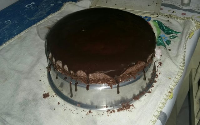 Calda de chocolate fácil para bolo