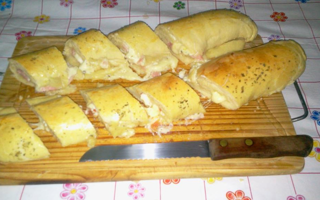 Pão salgado recheado