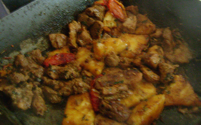 Porco com vinho e abacaxi