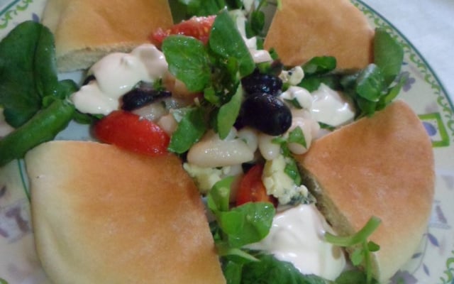 Salada de feijão branco com rúcula