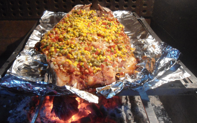 Peixe assado na grelha