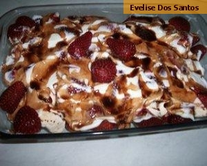 Merengue de morango com chantilly