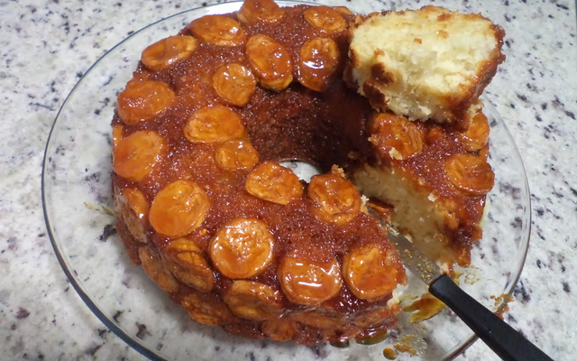 Bolo de bananas caramelizadas