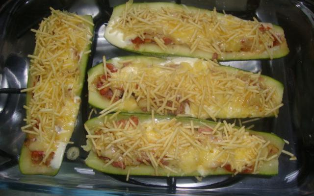 Abobrinha com calabresa e parmesão