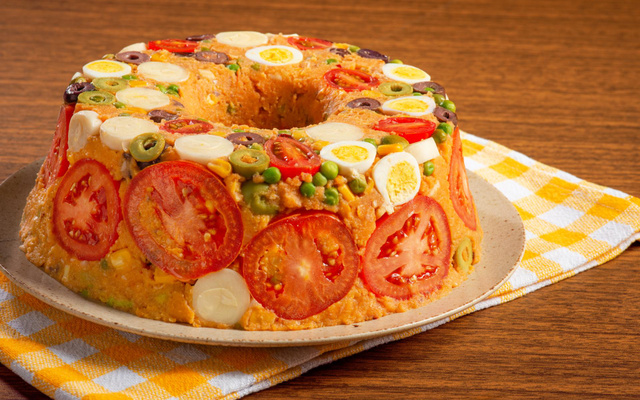 Cuscuz paulista com pimenta-do-reino, açafrão da terra e pimenta calabresa