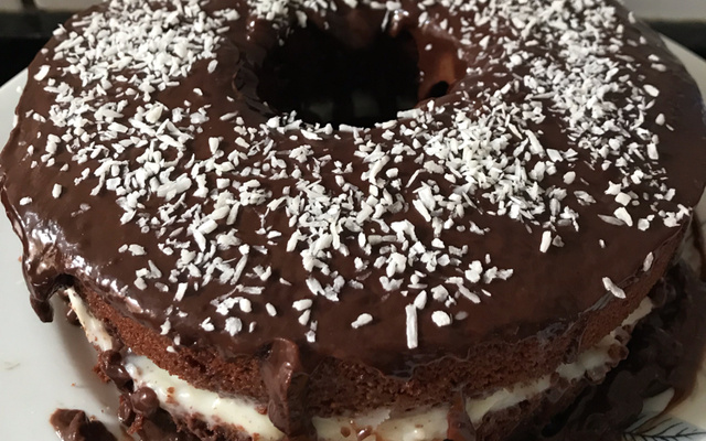 Bolo de chocolate com cobertura de chocolate e recheio de coco