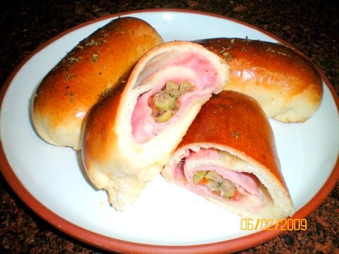 Pãozinho recheado com presunto e mussarela