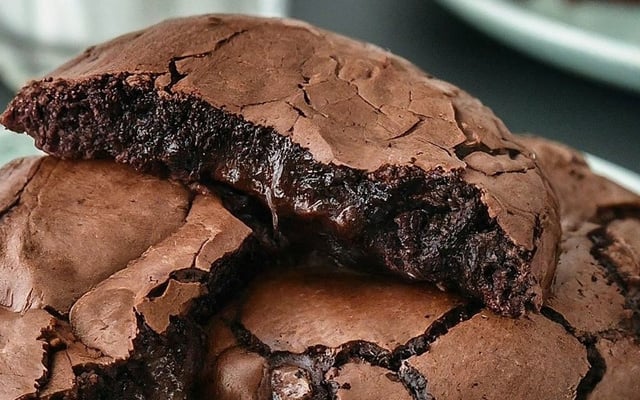 Cookie de brownie crocante partido com recheio cremoso