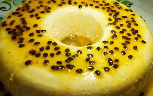 Mousse delicioso de maracujá com chocolate