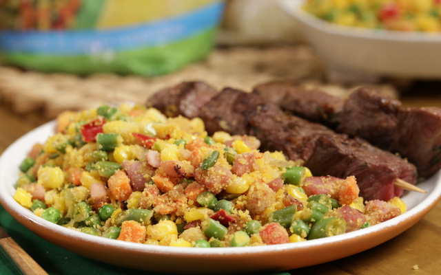 Farofa caribenha com espetinho de carne