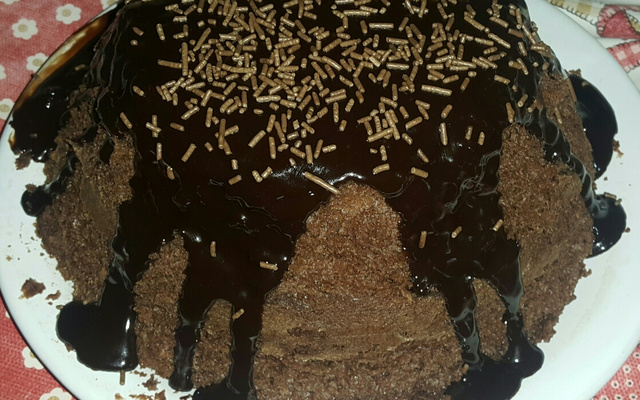 Bolo de chocolate de microondas com calda de falso brigadeiro