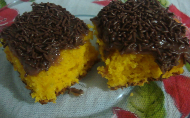 Bolo de cenoura com cobertura de brigadeiro