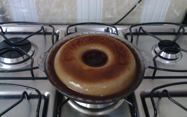 Pudim de batata doce e banana com calda de alfarroba