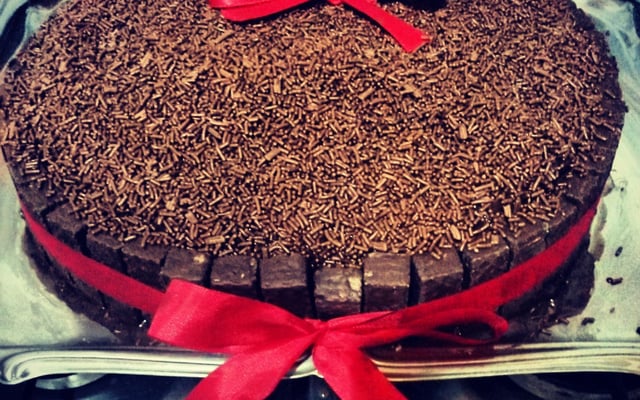 Bolo de chocolate com recheio de morango e palitinhos