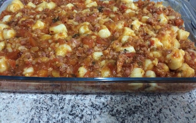 Nhoque de batata com molho de linguiça de churrasco