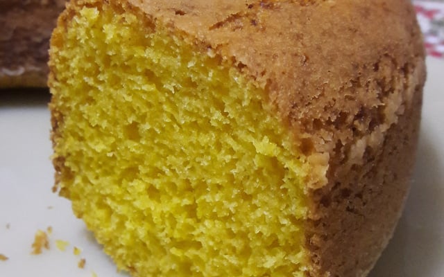 Bolo de cenoura com laranja inteira