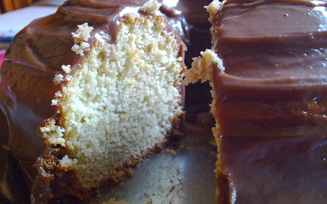 Bolo de jiló com cobertura de brigadeiro