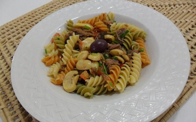 Salada de macarrão com cogumelos e azeitonas da Abima