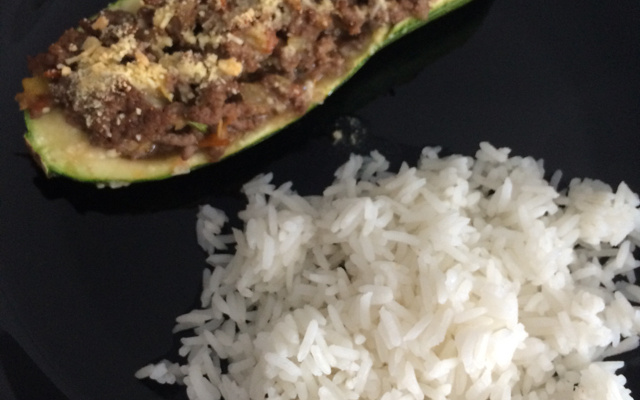 Canoa de abobrinha recheada com carne moída