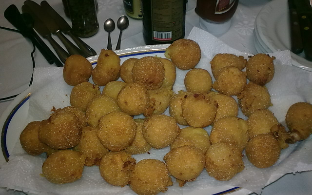 Bolinho de calabresa com queijo