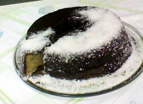 Bolo de baunilha com cobertura de chocolate e coco