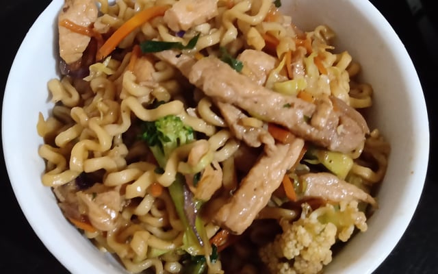 Yakissoba de frango e carne