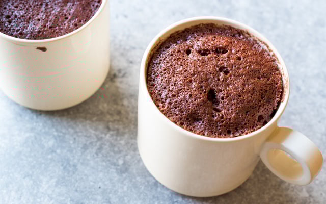 Bolo de chocolate de caneca na airfryer