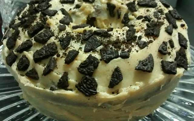 Bolo de Oreo com cobertura de leite em pó