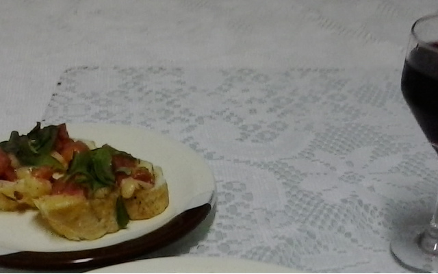 Bruschetta de mussarela de búfala, tomate e manjericão