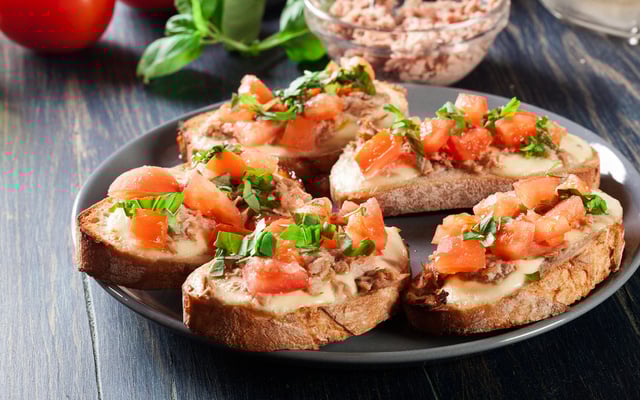 Bruschetta de queijo prato e atum
