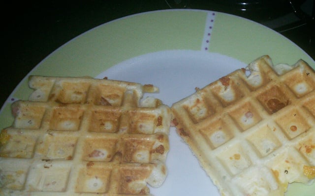Waffle de presunto e queijo