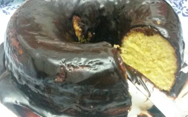 Bolo de laranja com calda de chocolate