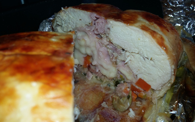 Frango desossado recheado com presunto, queijo e bacon