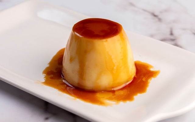 Mini pudim de copo desenformado com calda de caramelo