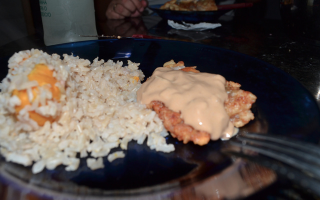 Peixe Empanado com Molho Tártaro