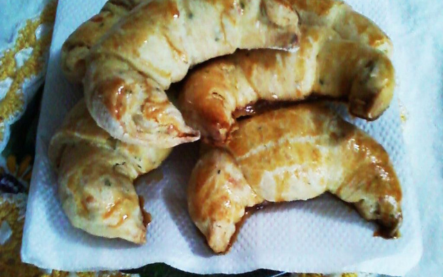 Croissant assado de máquina de pão