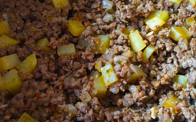 Carne moída com batata
