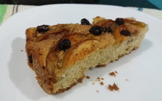 Torta de maçã com uvas passas