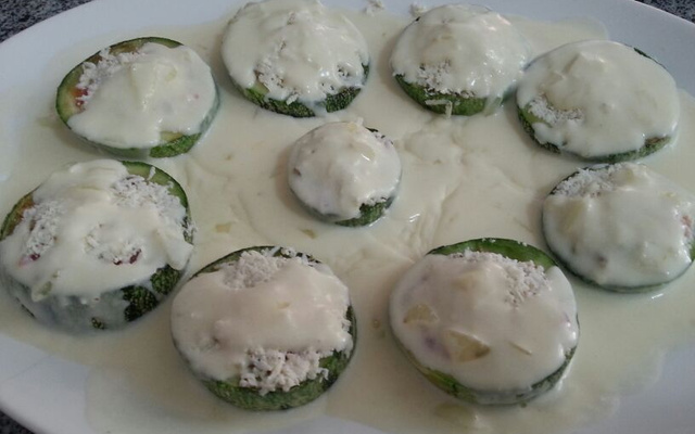 Abobrinha recheada com tomate azeitona e ricota ao molho de queijo