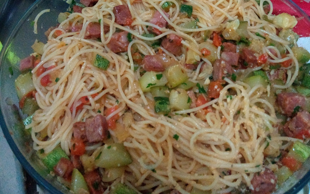 Macarrão com abobrinha e calabresa
