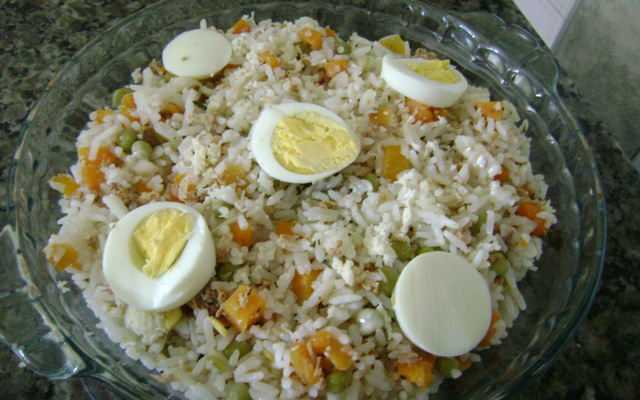 Arroz com atum e legumes