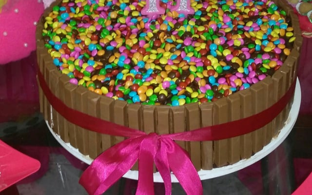 Bolo de aniversário com kit kat